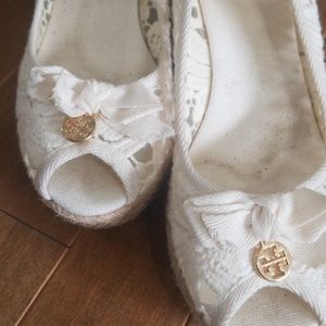 TORY BURCH WHITE  LACE WEDGES
